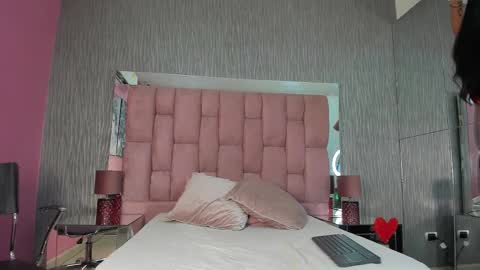 Snapshot of fernanda_thail chatting on 12.04.25 FER online show from 12.04.25