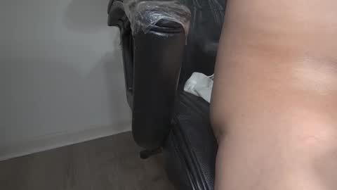 Snapshot of fineazzjohn chatting on 02.10.25 fineazzjohn online show from 02.10.25