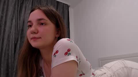 Snapshot of fireflies_fly_ chatting on 11.04.25 fireflies_fly_ online show from 11.04.25