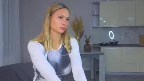 Doloras online show from 10.02.25