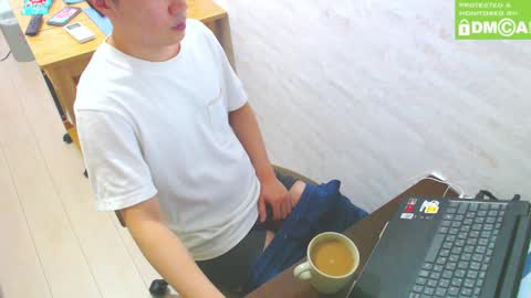 Snapshot of flowerbox chatting on 01.05.25 flowerbox online show from 01.05.25