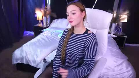 Snapshot of foxymayy chatting on 10.18.25 Maya online show from 10.18.25