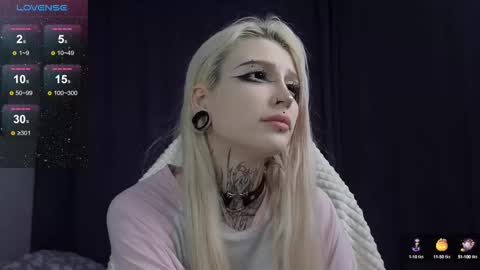 Snapshot of fraulein_mooon chatting on 12.06.24 Asya UwU online show from 12.06.24