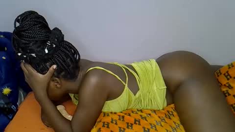 Snapshot of freakie_sissy chatting on 10.01.25 kiki online show from 10.01.25