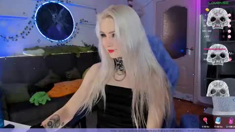 Snapshot of frida_fortune chatting on 10.10.25 Frida A boost to fortune for the one who gives a thumbs up and a bonus lucky for those who support me by joining the fanclub online show from 10.10.25