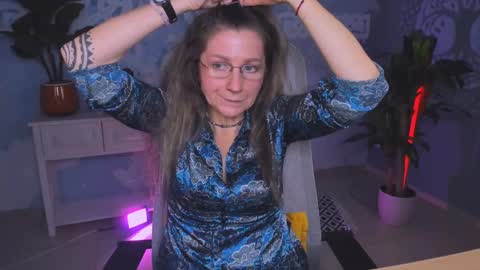 Snapshot of fridatander chatting on 12.20.24 Frida Tander online show from 12.20.24