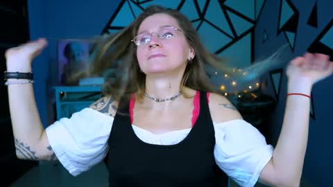 Snapshot of fridatander chatting on 12.22.24 Frida Tander online show from 12.22.24