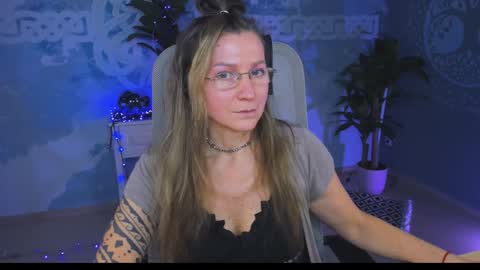 Snapshot of fridatander chatting on 12.29.24 Frida Tander online show from 12.29.24