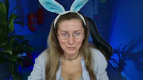 Snapshot of fridatander chatting on 12.30.24 Frida Tander online show from 12.30.24