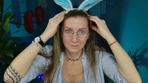 Snapshot of fridatander chatting on 12.30.24 Frida Tander online show from 12.30.24