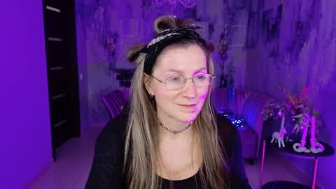 Snapshot of fridatander chatting on 01.01.25 Frida Tander online show from 01.01.25