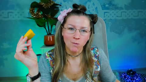 Snapshot of fridatander chatting on 01.03.25 Frida Tander online show from 01.03.25