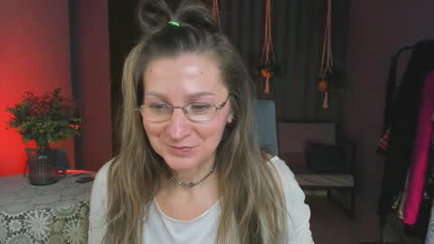 Snapshot of fridatander chatting on 01.08.25 Frida Tander online show from 01.08.25