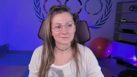 Snapshot of fridatander chatting on 02.10.25 Frida Tander online show from 02.10.25