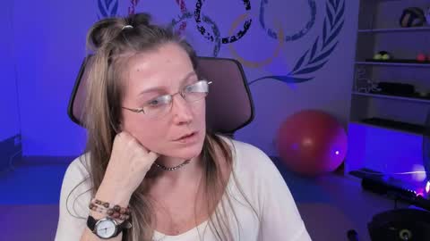 Snapshot of fridatander chatting on 02.10.25 Frida Tander online show from 02.10.25