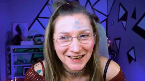 Snapshot of fridatander chatting on 02.16.25 Frida Tander online show from 02.16.25