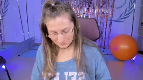 Snapshot of fridatander chatting on 03.01.25 Frida Tander online show from 03.01.25