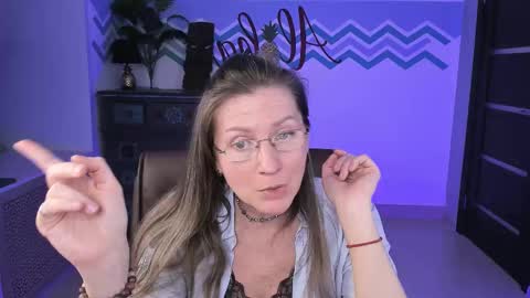 Snapshot of fridatander chatting on 03.10.25 Frida Tander online show from 03.10.25