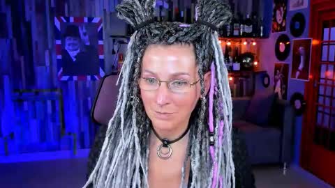 Snapshot of fridatander chatting on 09.26.25 Frida Tander online show from 09.26.25