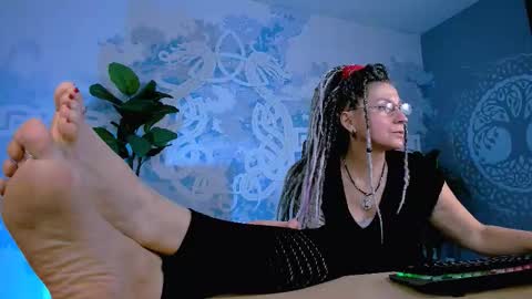 Snapshot of fridatander chatting on 10.11.25 Frida Tander online show from 10.11.25