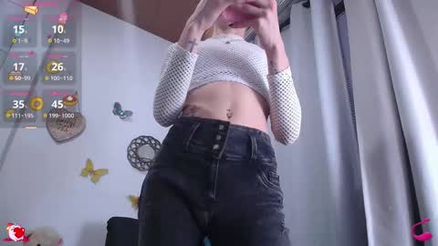Snapshot of gabbyhills_ chatting on 09.08.25 Gabby online show from 09.08.25