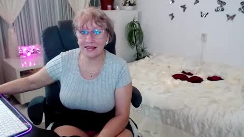 Snapshot of ghertrudequeen chatting on 10.13.25 Ghertrudequeen online show from 10.13.25