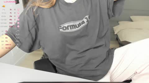 Snapshot of gigihadd chatting on 12.30.24 gigihadd online show from 12.30.24