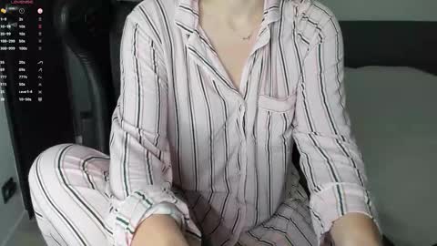 Snapshot of gigihadd chatting on 10.25.25 gigihadd online show from 10.25.25