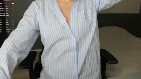 Snapshot of gigihadd chatting on 10.26.25 gigihadd online show from 10.26.25