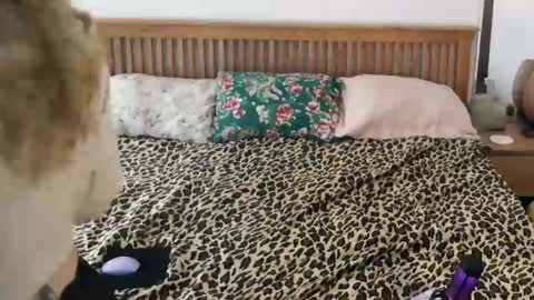 Snapshot of gin_and_juice_ chatting on 09.10.25 Suki online show from 09.10.25