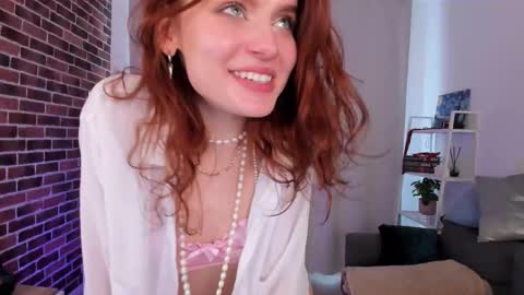 Snapshot of gin_yoon chatting on 02.14.25 Gin online show from 02.14.25