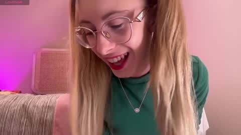 Snapshot of girl_i_am chatting on 12.23.24 Nikki online show from 12.23.24