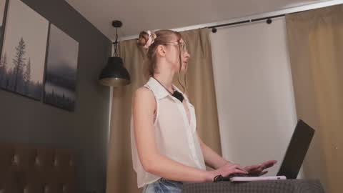 Snapshot of girl_i_am chatting on 09.19.25 Nikki online show from 09.19.25