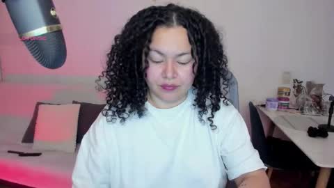 girl_inline online show from 11.27.25