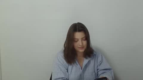 Snapshot of girl_leya chatting on 10.26.25 girl_leya online show from 10.26.25