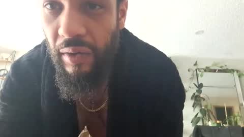 Snapshot of globalmovement chatting on 01.24.25 globalmovement online show from 01.24.25