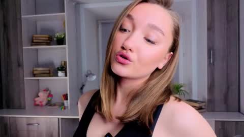 Snapshot of gloryturbes chatting on 11.03.25 Mary  online show from 11.03.25