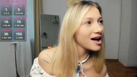 Snapshot of glossybabe_ chatting on 10.07.25 Cherry online show from 10.07.25