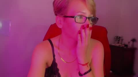 Snapshot of goldengirlrose chatting on 09.17.25 goldenrosa online show from 09.17.25