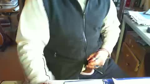 Snapshot of greyhounddog chatting on 01.12.25 greyhounddog online show from 01.12.25