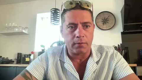 Snapshot of guil0 chatting on 09.17.25 guil0 online show from 09.17.25