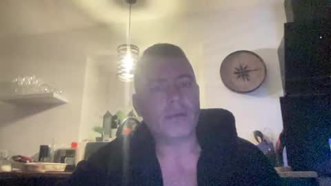 Snapshot of guil0 chatting on 09.30.25 guil0 online show from 09.30.25