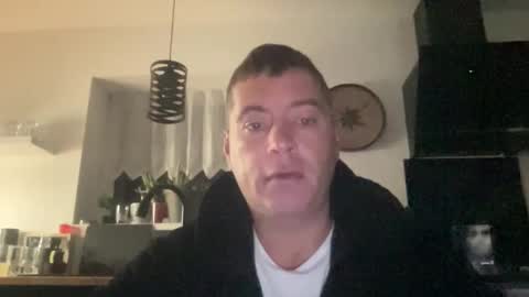 Snapshot of guil0 chatting on 10.01.25 guil0 online show from 10.01.25