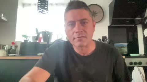 Snapshot of guil0 chatting on 10.01.25 guil0 online show from 10.01.25