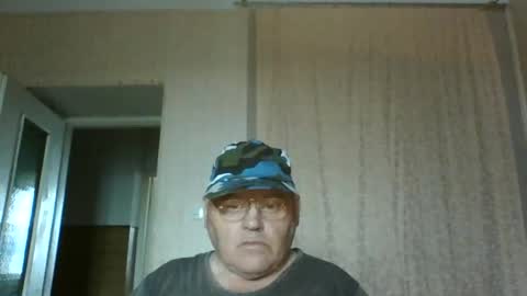 Snapshot of guyboy73 chatting on 09.18.25 guyboy73 online show from 09.18.25