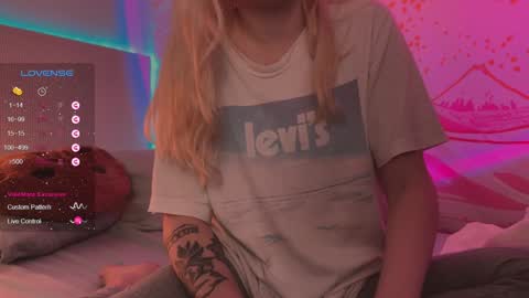 Snapshot of h2h0e chatting on 01.22.25 Lana online show from 01.22.25