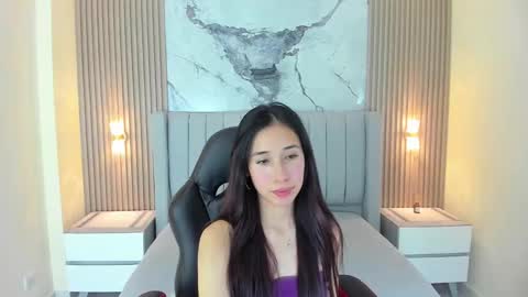 Snapshot of hana_russo chatting on 11.19.25 Hana online show from 11.19.25