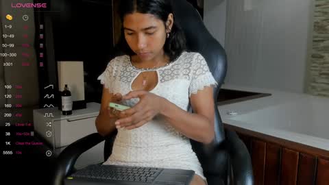 Snapshot of hanna_lens chatting on 12.10.24 Hanna lens online show from 12.10.24