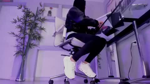 HANNAH HOWELL online show from 09.17.25