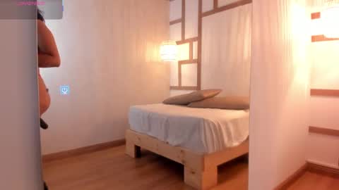 hannahmonttgomery  Help me reach 100 Hands up online show from 09.29.25